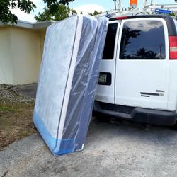 NEW QUEEN-SIZE PILLOW TOP MATTRESS AND BOX SPRING 🆕️