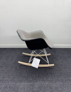 HERMAN MILLER EAMES MOLDED PLASTIC CHAIR BRAND NEW 100% AUTHENTIC DELIVERY AVAILABLE 