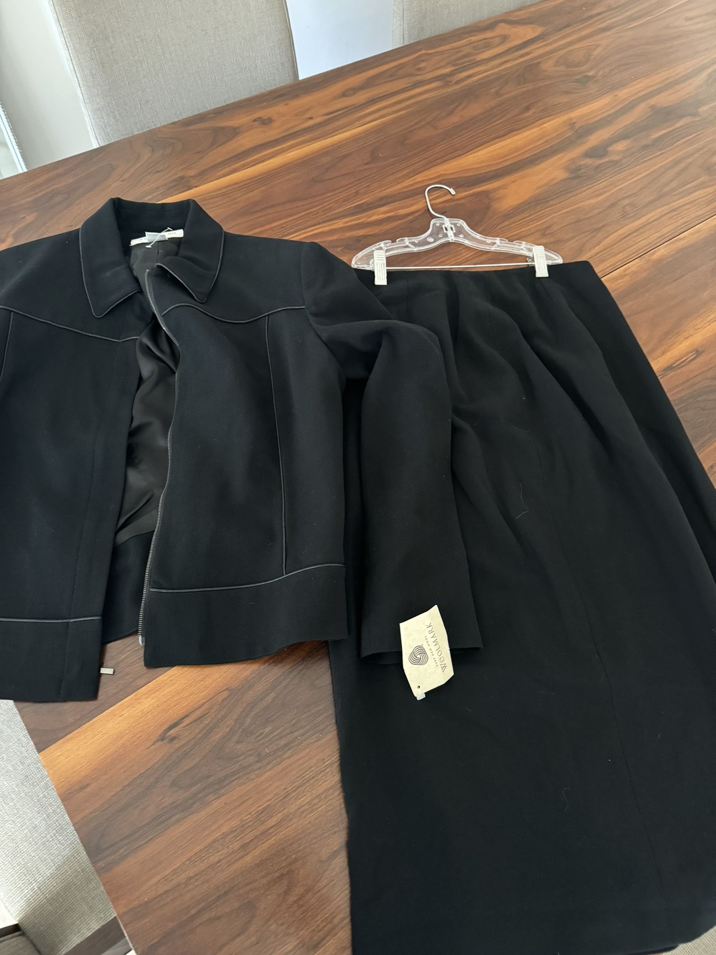Beautiful 2 Pc Jones Wear Woman’s Suit