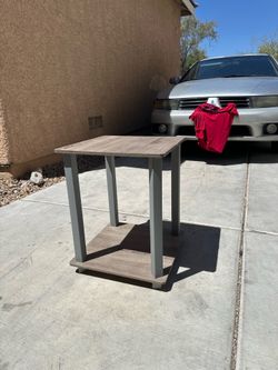 Modern End Table / Side Table – Wood Finish – 20” Tall