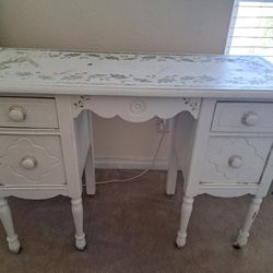 SEWING/DECORATIVE TABLE