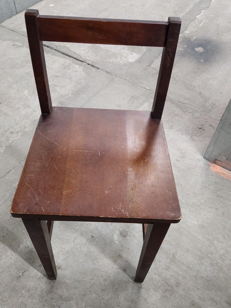 Antique Child's wooden chair circa 1940's.
(12"Wx12"Dx27"H backrest.)