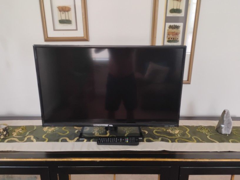 24" TCL TV Used In Perfect Condition Universal Remote Control