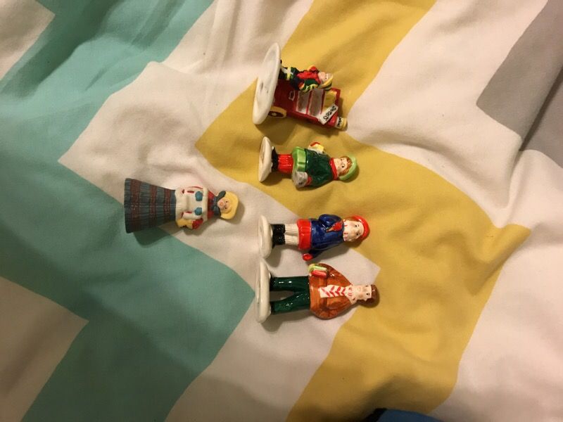 Dept 56 Christmas village people figurines family sweet shop Caroler