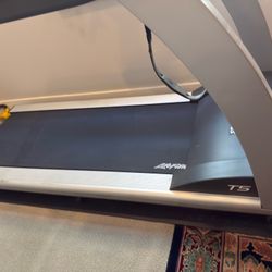 LIFE FITNESS T5 TREADMILL WITH TRACK CONNECT! LIKE NEW CONDITION!! READY FOR DELIVERY!!