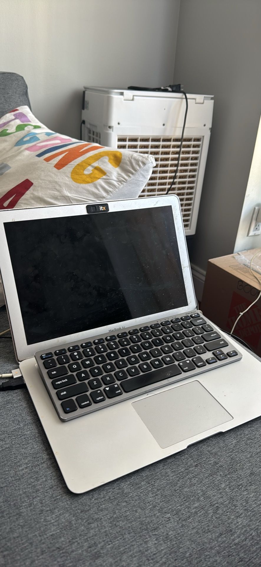 MacBook Air 11-inch with External Keyboard