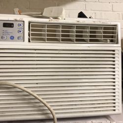 12200 General electric air condition works like new