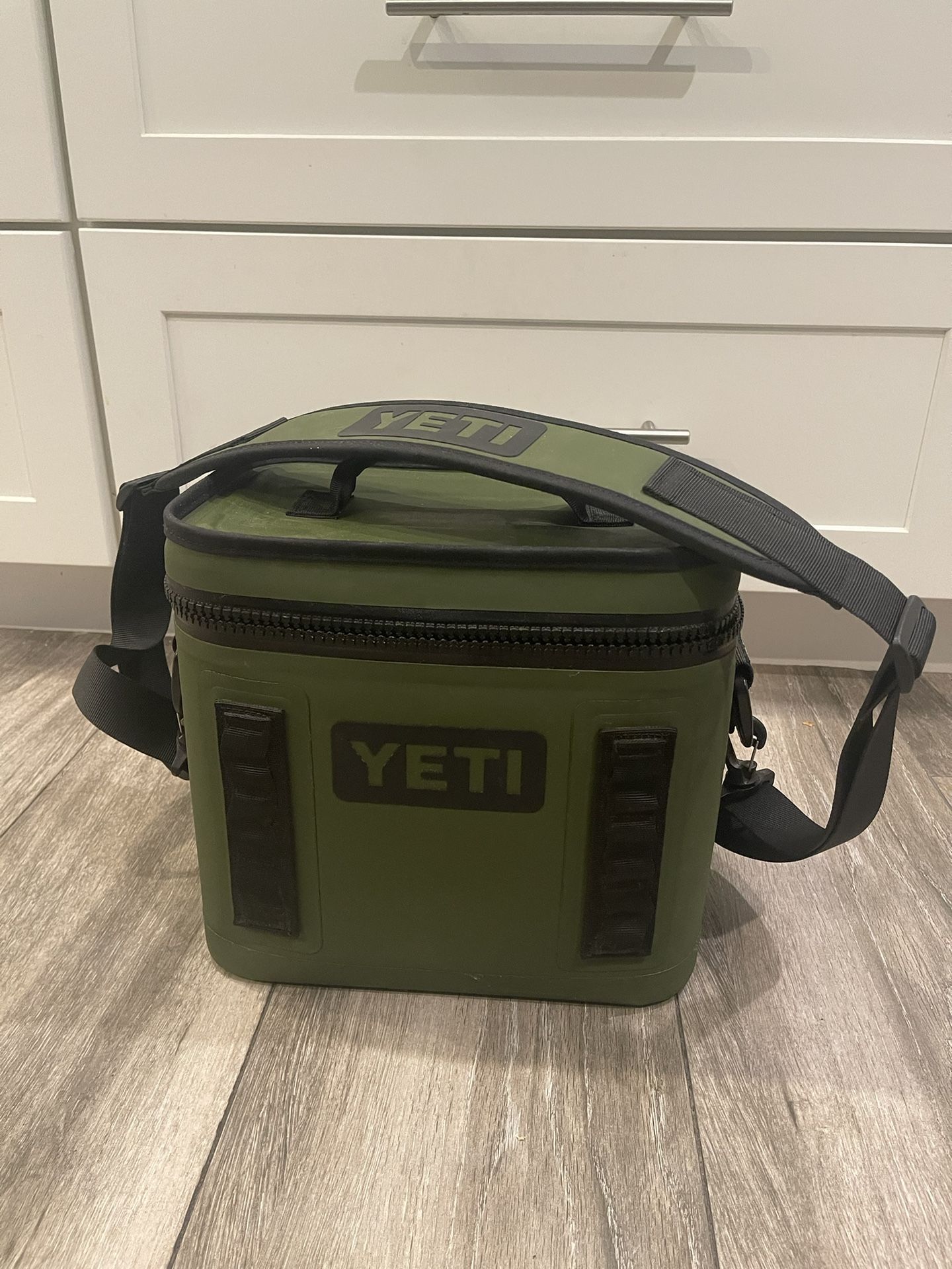 Yeti Hopper Flip 8. Olive/black w/molle pouch