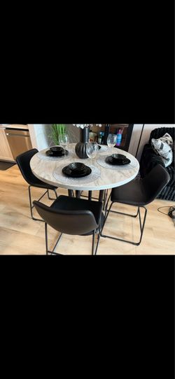 Dinning table for sale