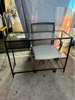 BEAUTIFUL DESK AND CHAIR LIKE NEW $75 for both