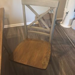 Dining Room Table. 4 Chairs 