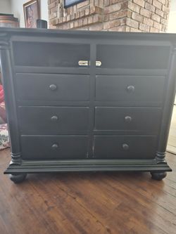 Heavy black TV stand
