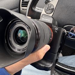 sony a7ii w. 2 lens nd grip