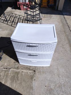 Plastic 3 drawer dresser
