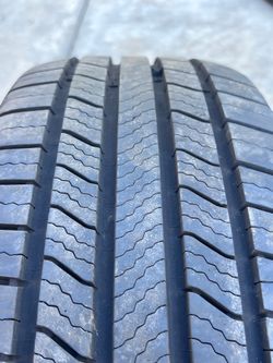 1 only MICHELIN DEFENDER 235/65/17 tire , like new