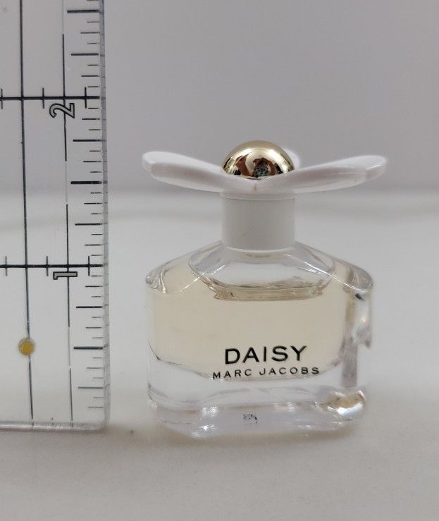 Marc Jacobs Daisy Perfume Mini Dabber Bottle 4ml/0.14ml *It's Available, Dont Ask*