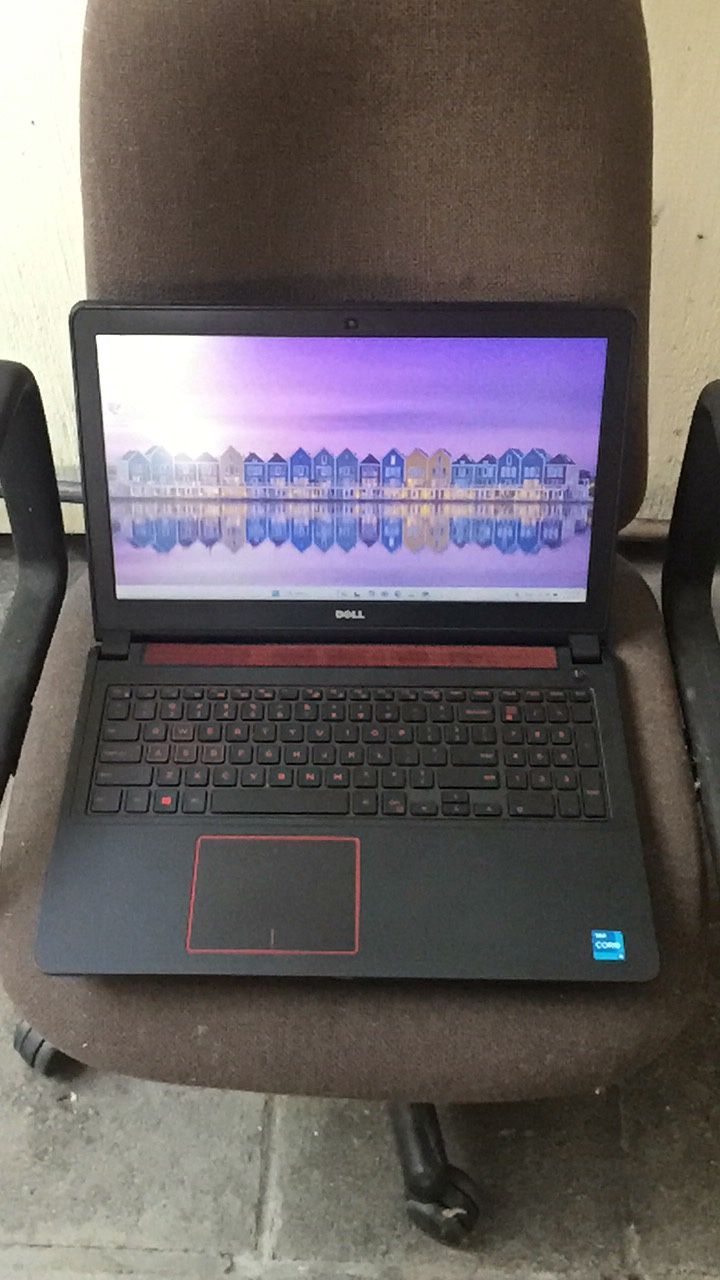 Gaming Laptop 15.6” Dell Inspiron 5577/i5 Processor 256gb SSD 8gb Ram GTX1050 Come With Charger Window 11