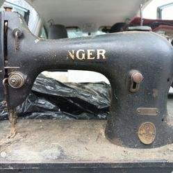 Antque Sewing Mashine Singer