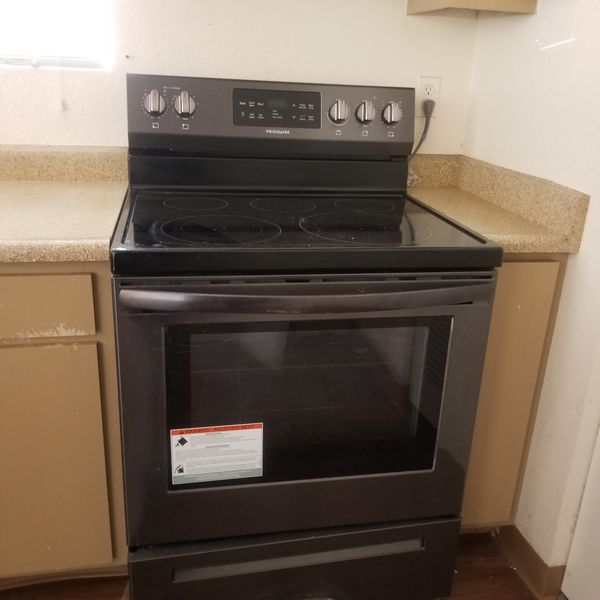 Frigidaire Glass top Electric Stove for Sale in Las Vegas, NV OfferUp