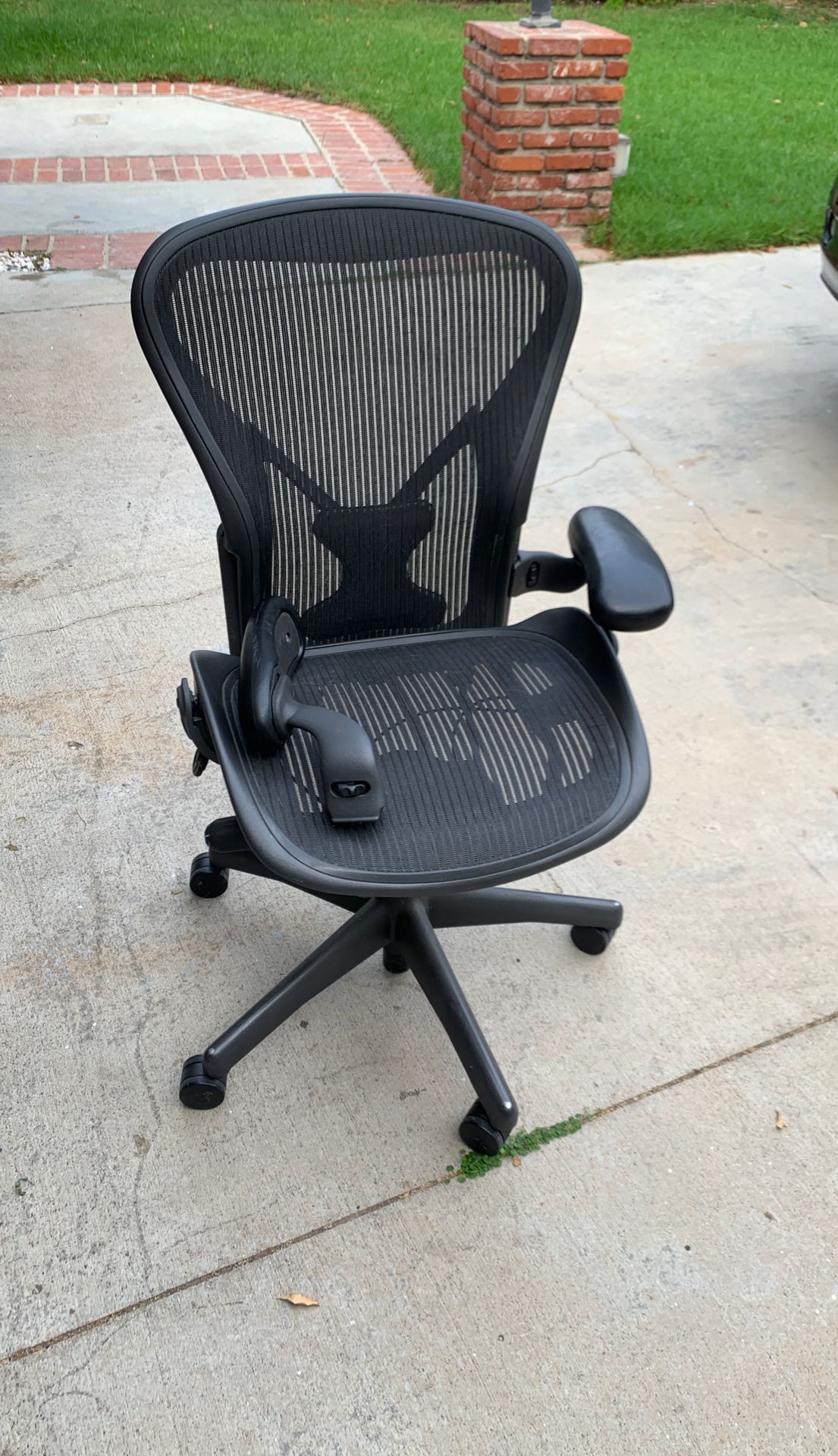 Herman miller aeron chair size b - needs part for right arm