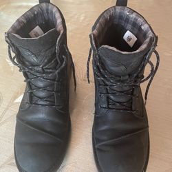 Work Boots 🥾, made by TOMMS. Used, and Black ⚫️ in Color. No tears or, any holes on them. Size 10.5. 