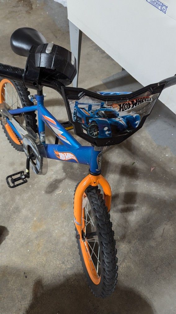 Boys Hot Wheels Bike 12"