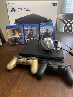 Ps4 1Tb with 2 controller and 3 games