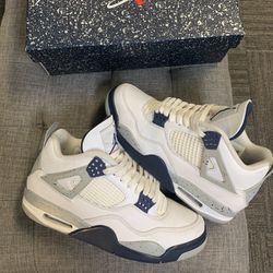 Jordan 4 Midnight Navy - Size 9