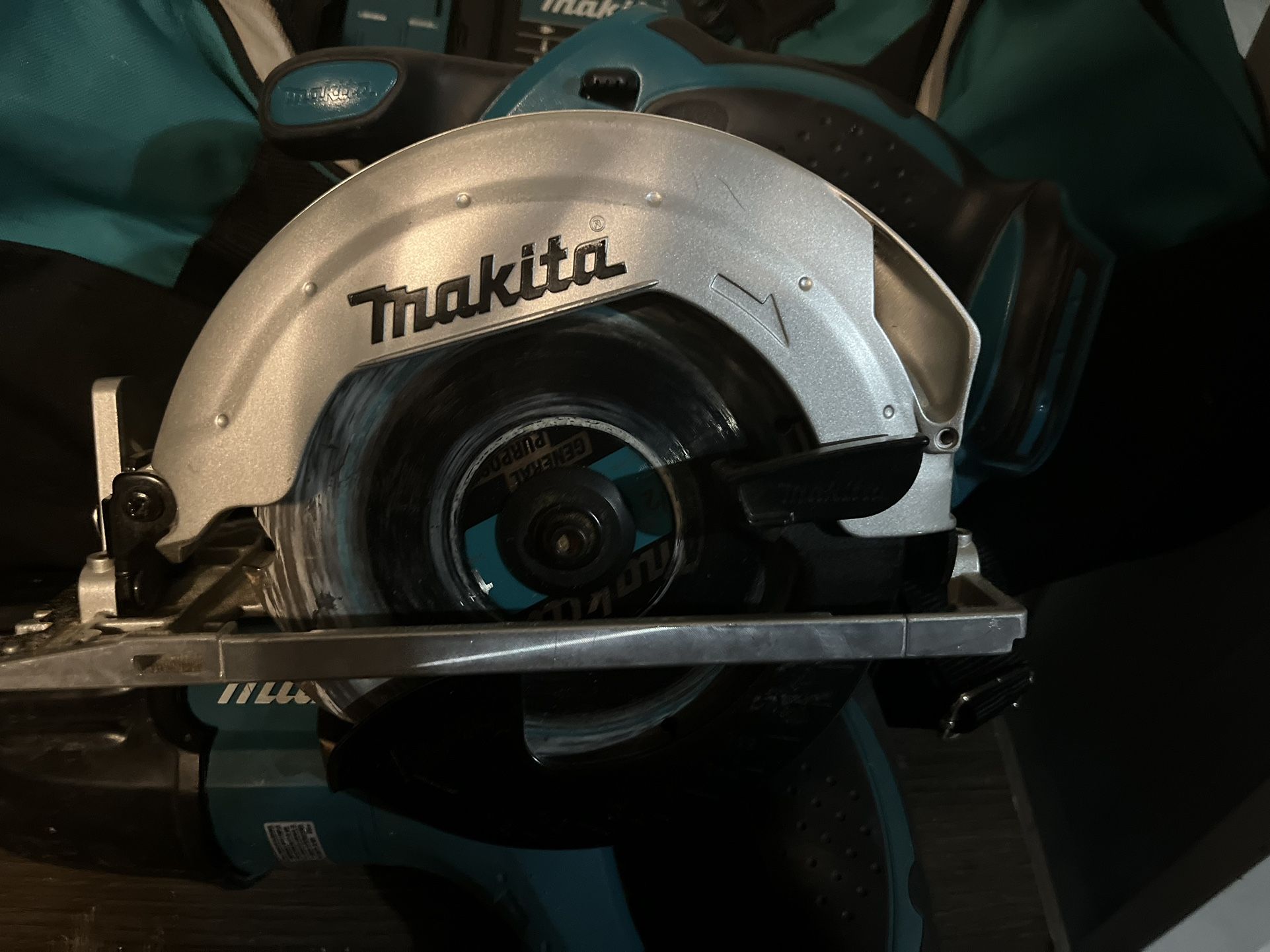 Makita18V LXT Lithium-Ion Cordless 6-1/2 in. Lightweight Circular Saw and General Purpose Blade (Tool-Only) 2.0k