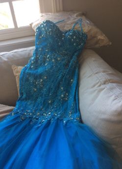 Fitted Mermaid style prom Perfect prom dress. Very attractive on. Used only once.