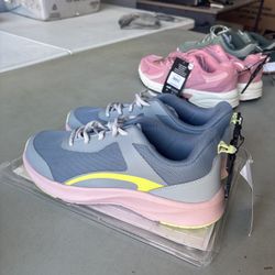 👟 GRAY SNEAKERS (Size 9)