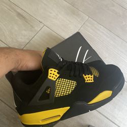 Jordan 4s Thunders Size 10