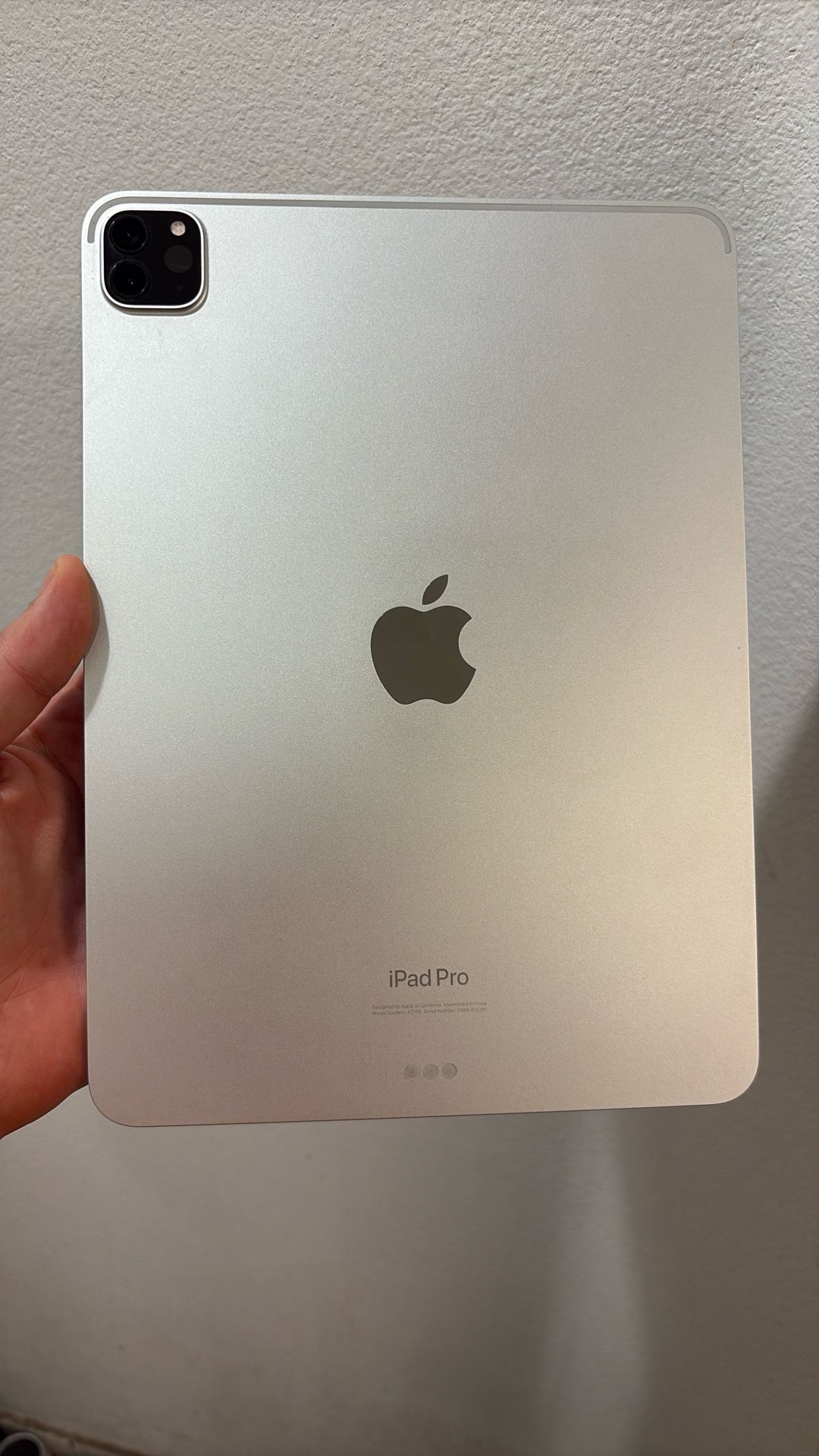 Apple iPad Pro 11 Inch 4th Gen WiFi Only 256gb With Apple White Keyboard