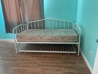 Trundle bed with mattress