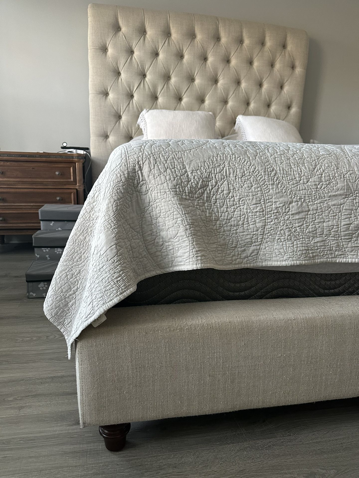 Whole Bedroom Set Queen 2Night Table /Ottoman