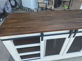 Entertainment center