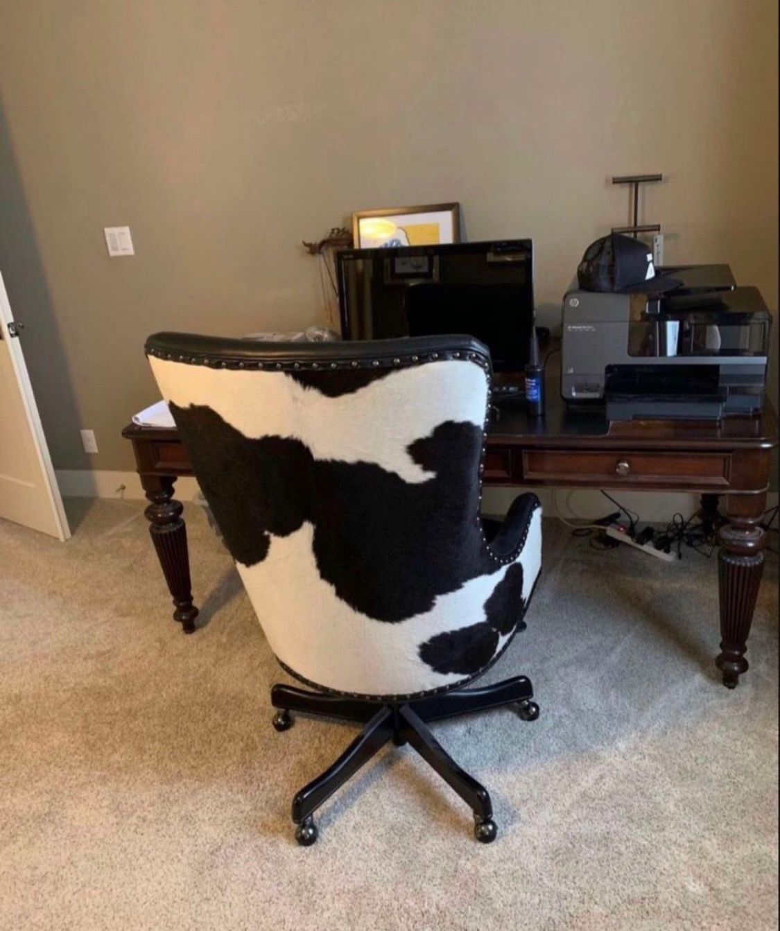 Office Table And Leather Chair