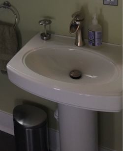 Pedestal bathroom sink