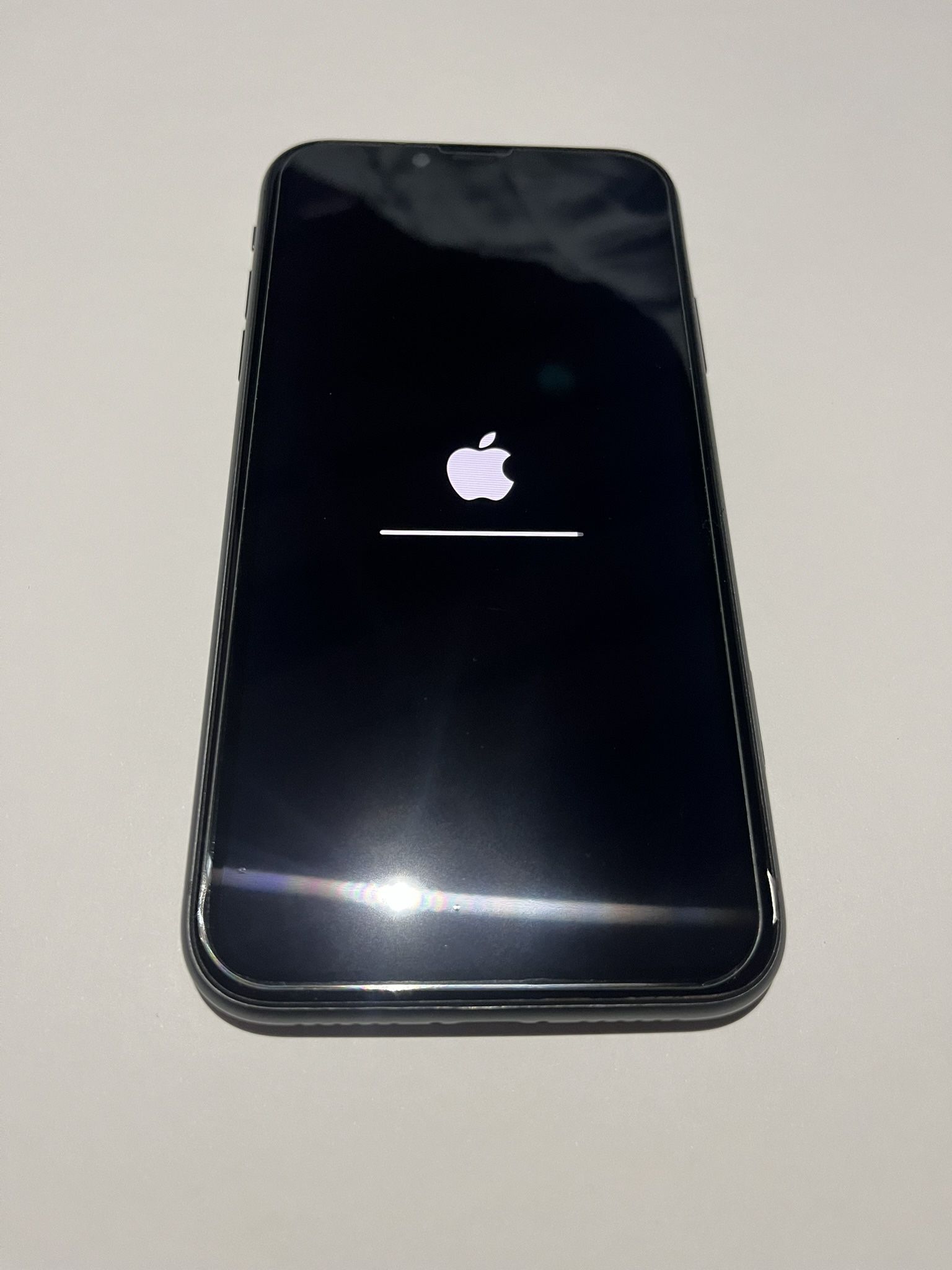 Apple iPhone 11 - 64GB - UNLOCKED - Hablo Español.