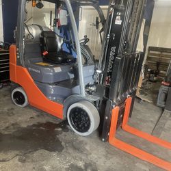 Forklift 