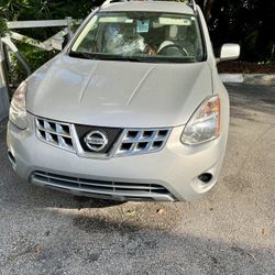 2011 Nissan Rogue SUV with very low miles, only 65k miles. 