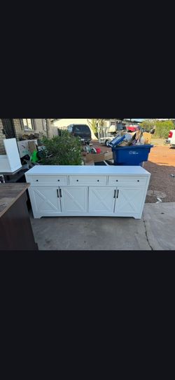 Dresser like brand new never used