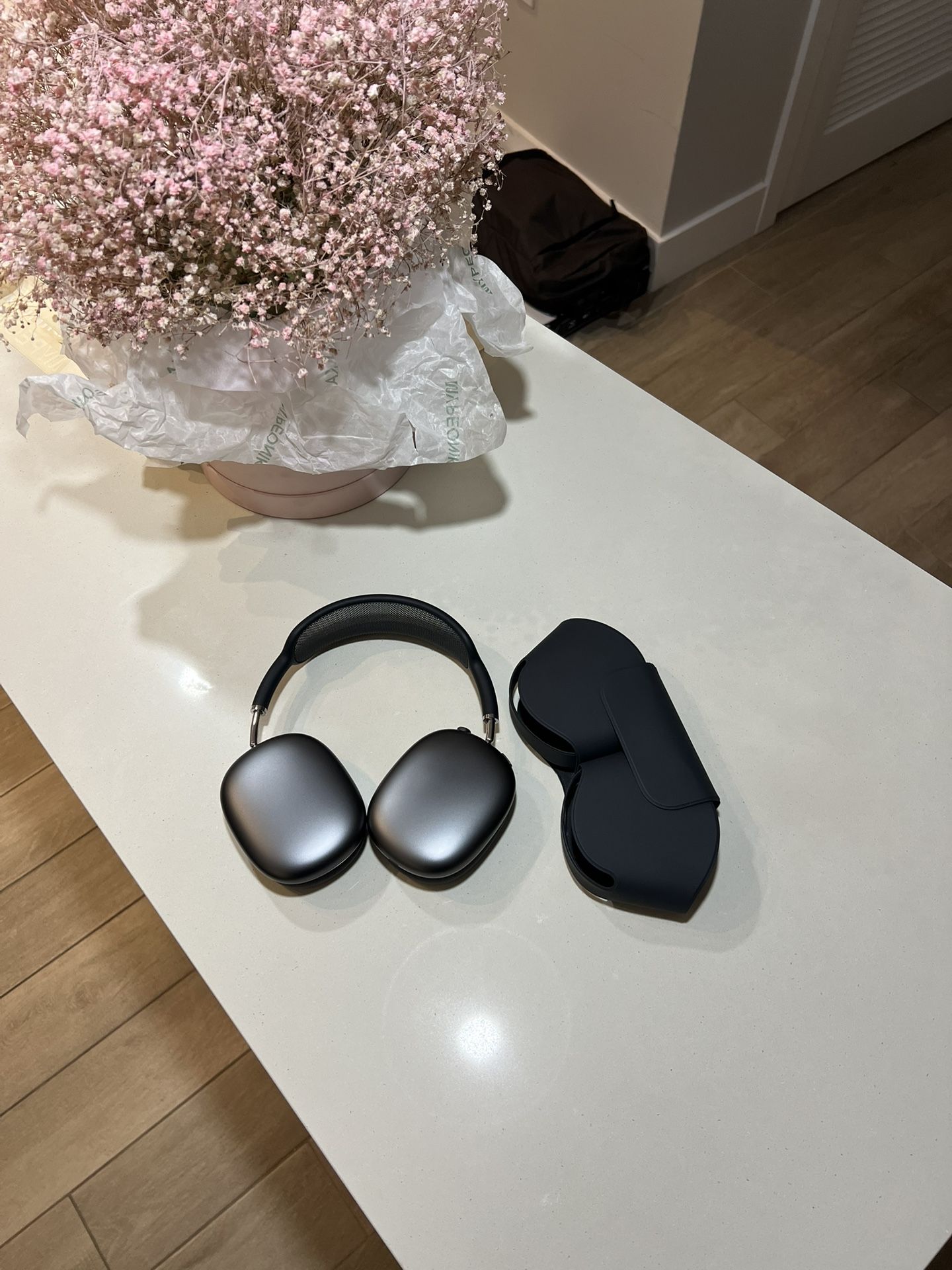 Like new! Apple AirPods Max Wireless Over-Ear Headphones