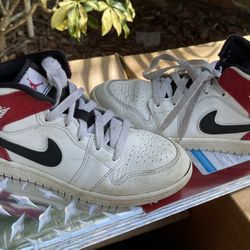 Jordan 1  (size 2Y) Preowned  “”OFFERS””