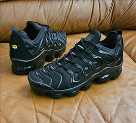 Women's Nike Air Vapormax Plus SE Triple Black Size 10