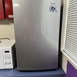 Magic Chef 3.3 Cu Mini Fridge With Freezer 