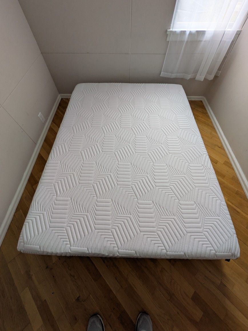 Queen Mattress, Lightly Used, Good Condition