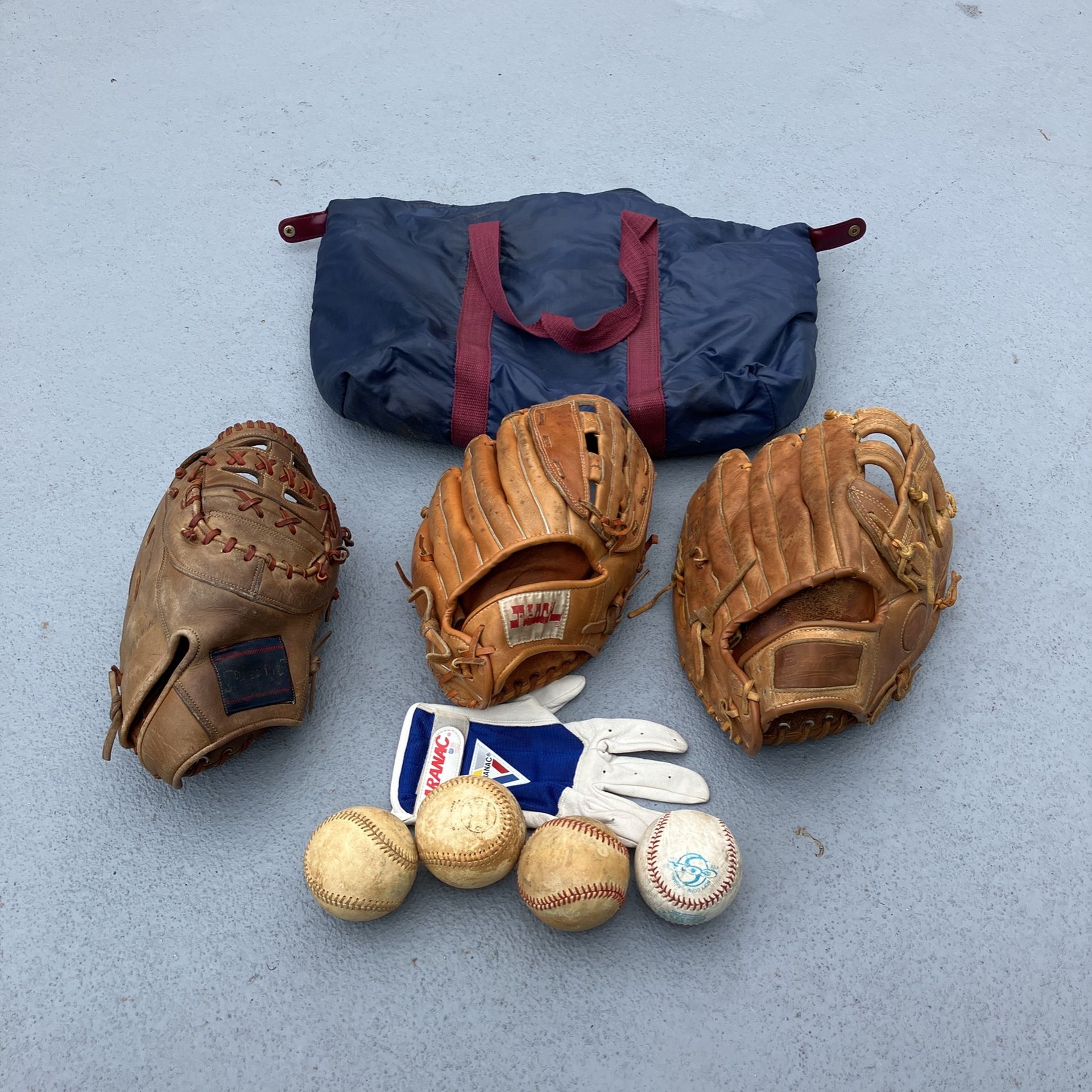 3 BASEBALL ⚾️ GLOVES 1 CATCHER GLOVE 1 FIRST Baseman Glove & 1 SHORT Stops Glove 1 Batting Glove & 4 BALLS Plus Carrying 💼 Bag