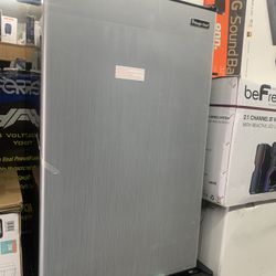 Refrigerator 3.3cu Magic Chef