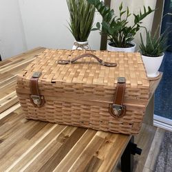 Picnic Basket Set W/ Utinsiels X Quilt